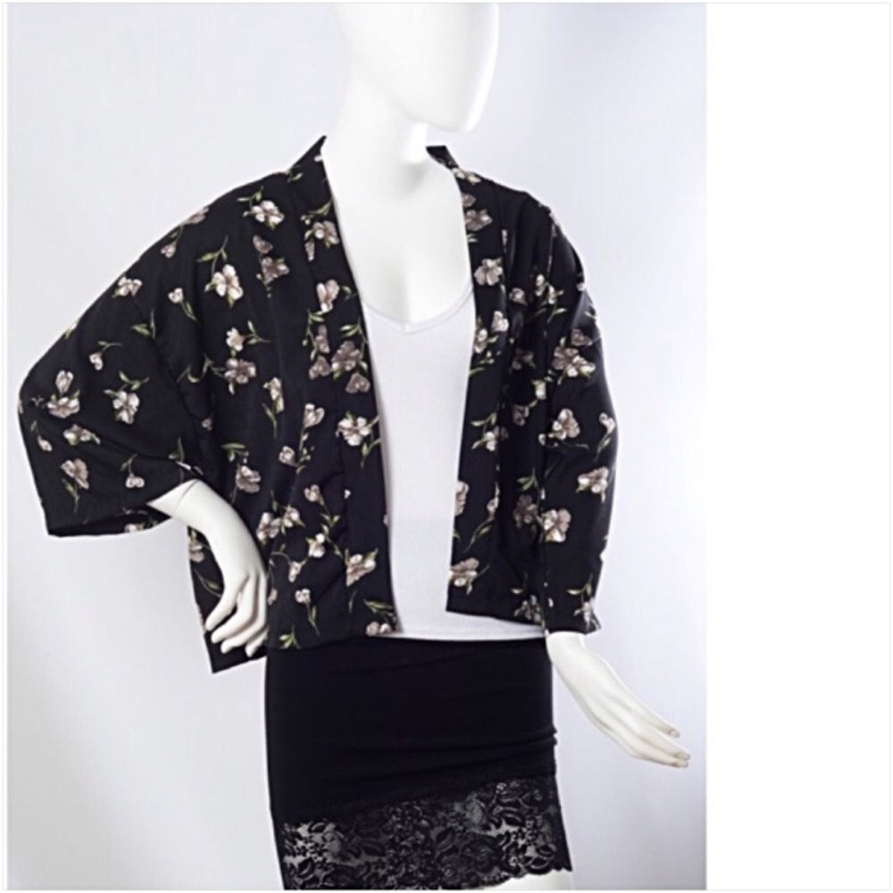 Boho Chic Black Floral Lightweight Cardi Kimono - Picture 3 of 6